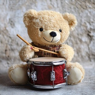 小熊玩偶敲鼓萌趣瞬间