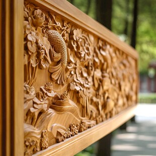 木雕长椅上的精美鱼花图案