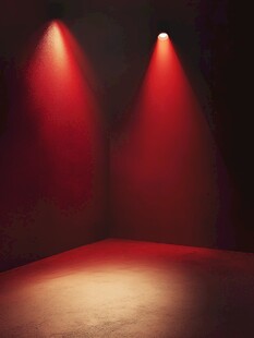红色聚光下的空旷角落