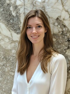 白衣女子微笑靠墙而立