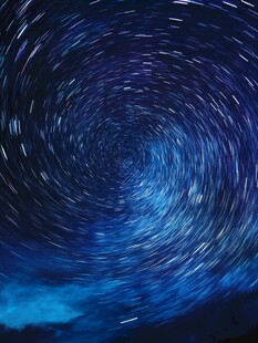 梦幻星轨漩涡夜空美景