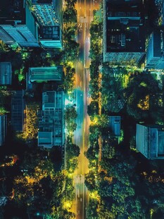 城市夜景俯瞰的璀璨之路