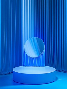 蓝色舞台上的圆形展示台