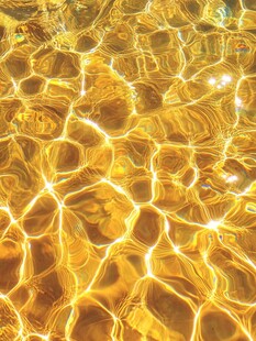 金色波光粼粼的水面纹理