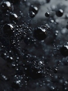 黑色背景下的晶莹气泡