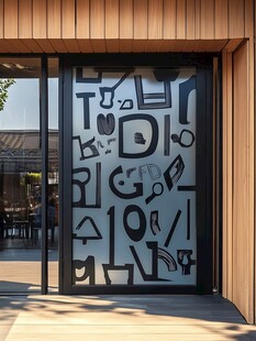 创意字母装饰的玻璃店面门