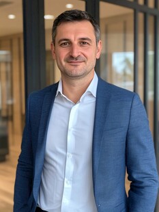 商务男士自信风采展示