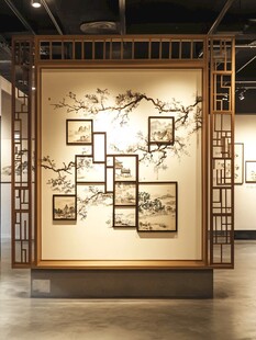 中式屏风上的雅致挂画