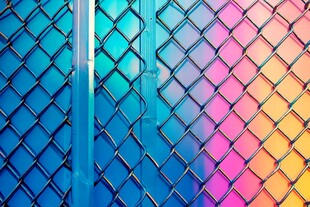 彩色渐变金属网格围栏