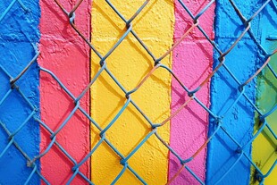 彩色墙面与金属网格围栏