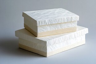 两摞白色纹理精美包装盒