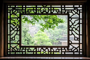 中式窗棂外的绿意景致