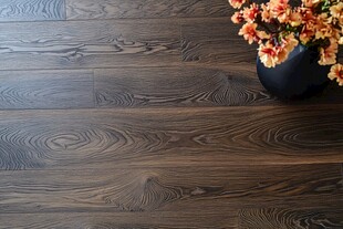 深色木纹地板与插花装饰