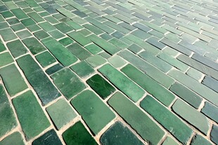 绿色马赛克瓷砖地面特写