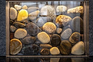 玻璃框中的多彩鹅卵石