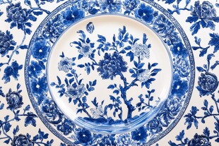 蓝白青花瓷盘花卉图案