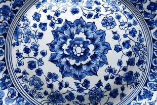 青花瓷盘上的精美花卉图案