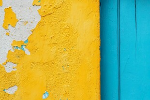 黄墙蓝板 斑驳的色彩碰撞