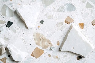 白色水磨石碎片纹理特写