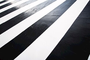 黑白条纹地面特写