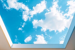 仰望天窗处的蓝天白云