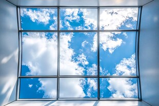 透过天窗看蓝天白云