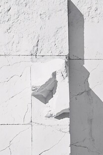 墙面破损处光影细节