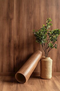 木质地板旁的绿植与管材