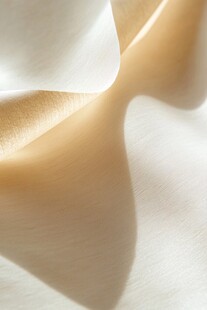 丝滑米白色绸缎质感特写