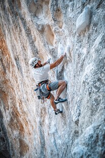 攀岩者挑战陡峭岩壁