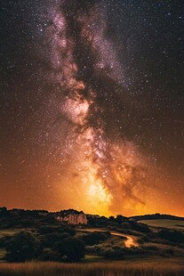 壮丽星空下的静谧原野