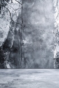 灰白裂纹墙面与空旷地面