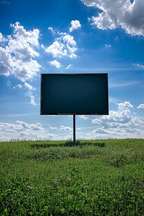 草地中的空白广告牌
