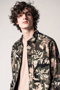 男士迷彩印花衬衫穿搭展示