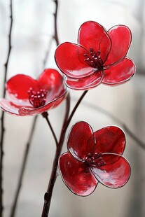 红色金属质感花朵摆件