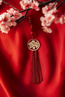 红梅映红饰 新春氛围感