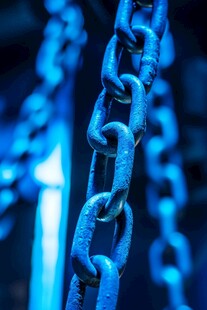 蓝色金属链条特写