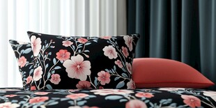 花卉图案抱枕装点温馨床品