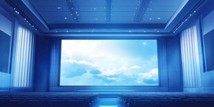 空旷影院大屏展现蓝天白云