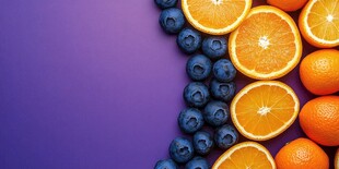 紫背景上的橙与蓝莓组合