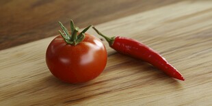 番茄与辣椒的静物组合