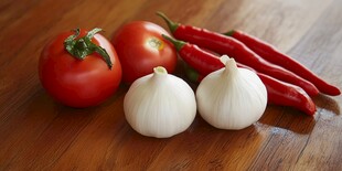 新鲜番茄大蒜与红辣椒