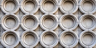 圆形石制装饰墙面特写