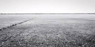 空旷龟裂地面景象