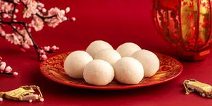喜庆红背景下的美味汤圆