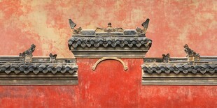 中式红墙古建筑屋檐一角