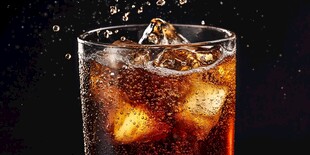 冰爽可乐气泡飞溅瞬间