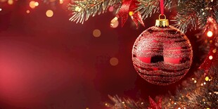 红色圣诞球挂于松枝间