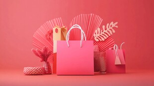 粉色系购物袋与装饰摆件
