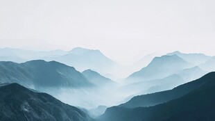 山间云雾缭绕的壮美景致